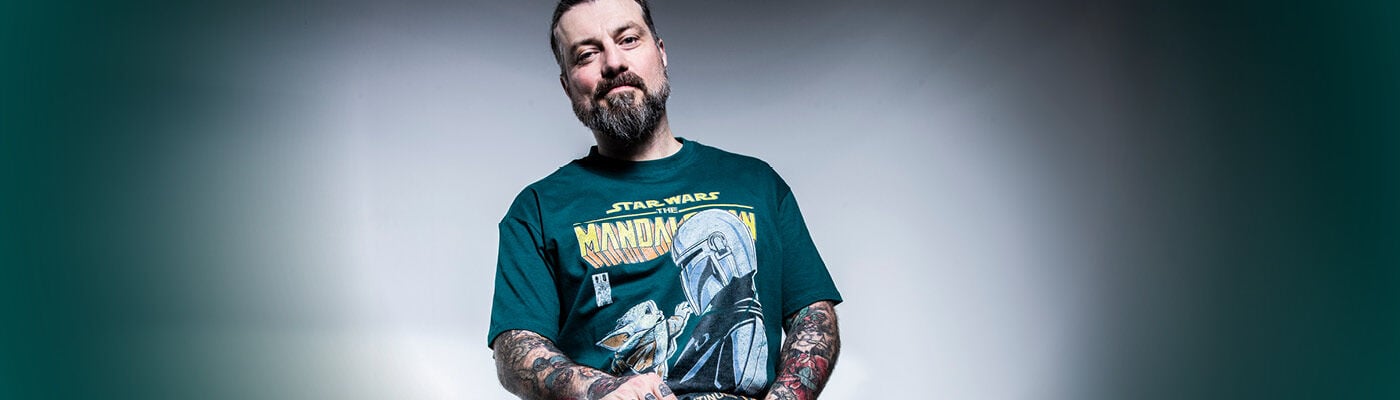 ¡Se acerca el May the 4th! / El maestro Chris Hermsdörfer de BEYOND THE BLACK encuentra inquietante tu falta de merch de STAR WARS / Hazte con ello debes
