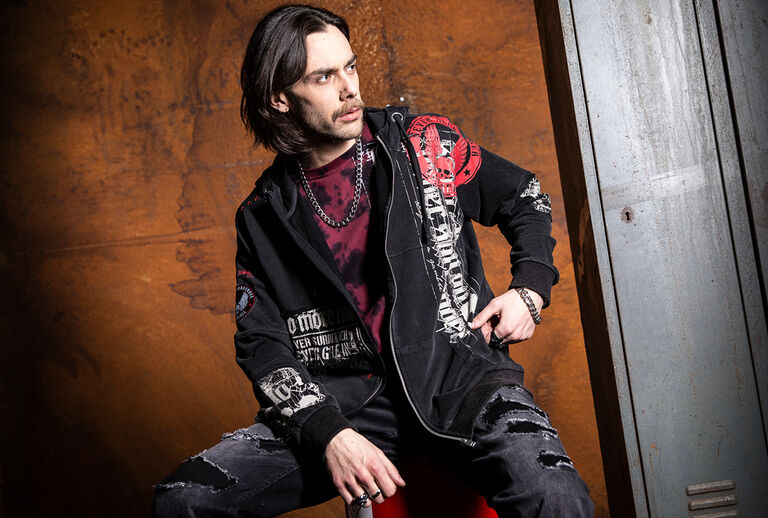 Original Sinner / This isn&rsquo;t about playing it safe. The Original Sinners collection stands for rock (and biker) inspired streetwear: raw, rebellious, and authentic. Dark, washed-out color palettes, used effects, and tattoo aesthetics form a clear design language. Skulls, wings, crosses, and heraldic elements meet vintage-inspired typography, each piece feels like a statement item with strong recognition value.Elaborately executed prints, from front prints to all-over designs, blend with embroidery, patches, and textured surfaces. Lacing, bands, raw edges, and destroyed details add depth and attitude, while tie-dye and acid-wash effects create a distinctive patina. The silhouettes are proven and precisely cut: fitted T-shirts and longsleeves, along with layering pieces like hoodies, zip jackets, and vests. For women, tailored with subtle feminine accents; for men, masculine and body-defining. Classic fits, refined for a modern edge.Original Sinners is rockwear with character, uncompromising in style, high-quality in execution, and far removed from short-lived trends. For those who don&rsquo;t need to explain their look, they wear it. Timeless rock styles, reinterpreted for today and made for the street. Original Sinners : made for the unapologetic. / ¡Descubre más ahora!