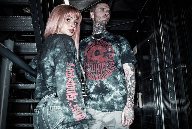 Lost Souls / Lost Souls combines youthful streetwear styles with a dark, modern aesthetic. Deep tie-dye washes in black and red meet raw-looking graphics and striking prints, lending each piece a mystical intensity.The collection features precise, contemporary cuts: T-shirts, hoodies, jumpers, cropped tops and joggers create urban silhouettes that look casual, modern and full of character. Textured details, patches and wash effects enhance the individual look. / ¡Descubre más ahora!
