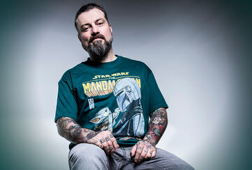 ¡Se acerca el May the 4th! / El maestro Chris Hermsdörfer de BEYOND THE BLACK encuentra inquietante tu falta de merch de STAR WARS / Hazte con ello debes