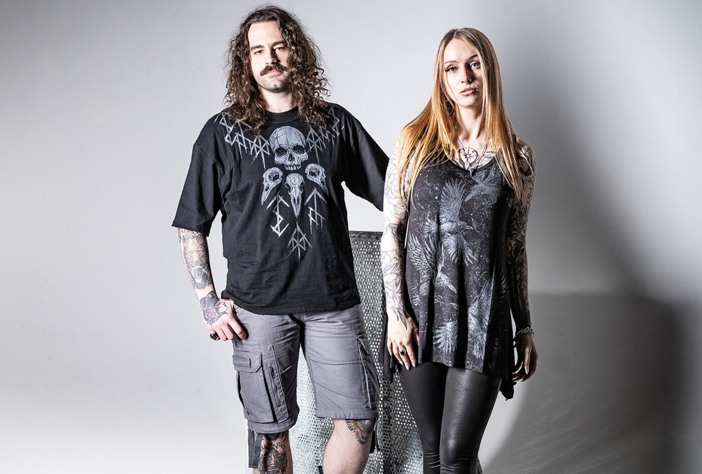 Beaks, Claws & Skulls / Para los meses m&aacute;s oscuros del a&ntilde;o, Black Premium presenta una colecci&oacute;n inspirada en c&oacute;rvidos y aves rapaces, combinando la simbolog&iacute;a g&oacute;tica con una est&eacute;tica moderna y llamativa. Prendas para &eacute;l y para ella, en todas las tallas.&nbsp; &iquest;El color protagonista? El negro, m&aacute;s oscuro que nunca. Los tonos grises y los colores desgastados aportan profundidad y un toque vintage. Calaveras, cuervos, plumas, garras y detalles de inspiraci&oacute;n esquel&eacute;tica son elementos clave que se repiten en estampados y detalles decorativos. Las siluetas elegantes se combinan con prendas de car&aacute;cter m&aacute;s contundente, creando un equilibrio entre el Romantic Goth y el Streetwear Alternativo.&nbsp; Inspirados en ilustraciones anat&oacute;micas, motivos g&oacute;ticos relacionados con las aves y la est&eacute;tica de los tatuajes tradicionales, los gr&aacute;ficos unen muerte, naturaleza y oscuridad para crear un resultado visual misterioso y rebelde. / Botón/enlace para consultar