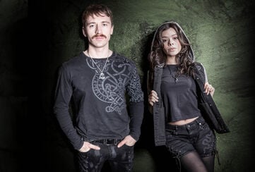 Celtic Snake / La colecci&oacute;n Black Premium de EMP es pura, poderosa y rica en simbolismo. En su centro se encuentra la serpiente, un antiguo emblema de fuerza, transformaci&oacute;n e invencibilidad. Combinada con atrevidos dise&ntilde;os de nudos, crea un look que no pide permiso; llama la atenci&oacute;n.Hemos desarrollado estampados y bordados exclusivos, atrevidos, contundentes y llenos de detalles, que hacen que cada prenda sea reconocible al instante. Adornos especiales, como botones y extremos de cord&oacute;n dise&ntilde;ados a medida, a&ntilde;aden el toque final, garantizando que cada art&iacute;culo sea verdaderamente &uacute;nico.Destaca. Marca tu propio camino con la colecci&oacute;n Celtic Snake de Black Premium by EMP, dise&ntilde;ada para la gente independiente. / ¡Descubre más ahora!