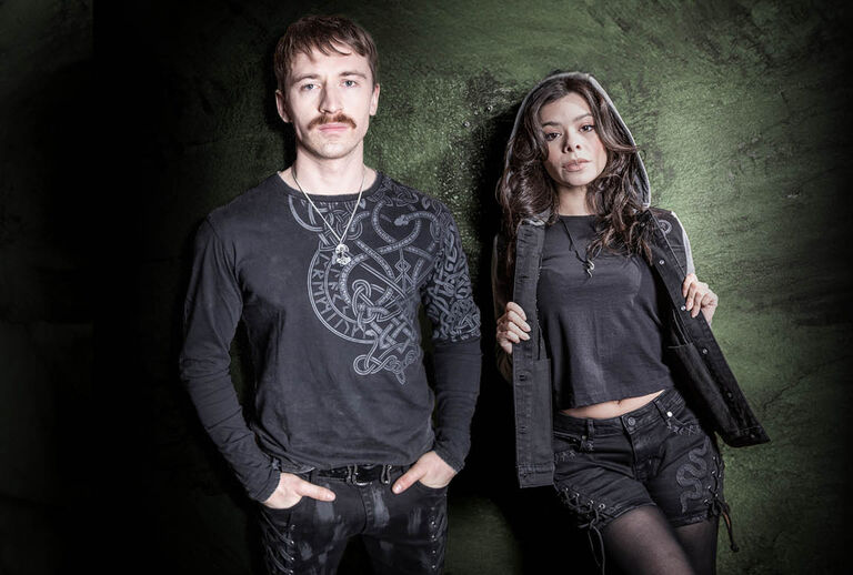 Celtic Snake / La colecci&oacute;n Black Premium de EMP es pura, poderosa y rica en simbolismo. En su centro se encuentra la serpiente, un antiguo emblema de fuerza, transformaci&oacute;n e invencibilidad. Combinada con atrevidos dise&ntilde;os de nudos, crea un look que no pide permiso; llama la atenci&oacute;n.Hemos desarrollado estampados y bordados exclusivos, atrevidos, contundentes y llenos de detalles, que hacen que cada prenda sea reconocible al instante. Adornos especiales, como botones y extremos de cord&oacute;n dise&ntilde;ados a medida, a&ntilde;aden el toque final, garantizando que cada art&iacute;culo sea verdaderamente &uacute;nico.Destaca. Marca tu propio camino con la colecci&oacute;n Celtic Snake de Black Premium by EMP, dise&ntilde;ada para la gente independiente. / ¡Descubre más ahora!