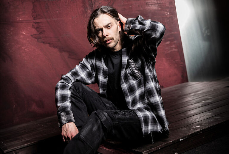 Pagan Roots / Esta colecci&oacute;n Pagan Roots bebe de simbolog&iacute;a ancestral: runas, c&iacute;rculos protectores y signos del folclore que parecen tallados en madera ritual. Los tonos negro y rojo oscuro, junto con acabados desgastados, evocan tierra, brasas y ceremonias nocturnas.Cada prenda lleva este universo simb&oacute;lico sobre la piel: a veces como grandes s&iacute;mbolos protagonistas, otras como fondos sutiles que recuerdan a frescos antiguos y erosionados. Los dise&ntilde;os parecen aut&eacute;nticos artefactos modernos inspirados en rituales paganos y tradiciones populares.Los nuevos cortes oversized crean una silueta potente que se mueve entre vestimenta ritual y streetwear. Ropa que parece tener sus ra&iacute;ces profundamente ancladas en lo m&aacute;s antiguo de la tierra. / ¡Descubre más ahora!