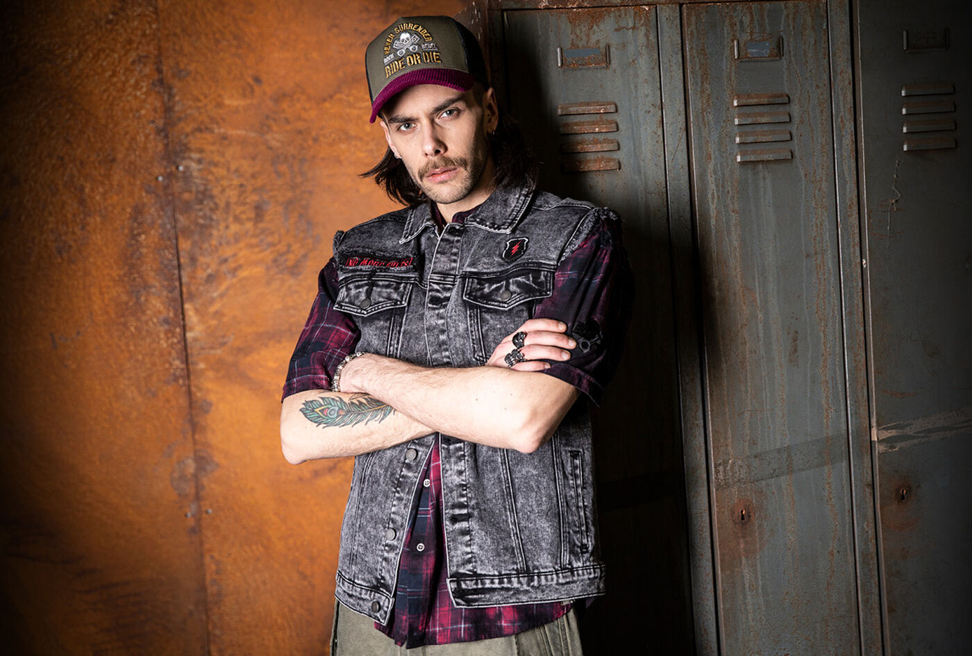 Free Spirit / La colecci&oacute;n Free Spirit aporta un aire vintage fresco a tu look: una mezcla de est&eacute;tica vintage y rockabilly, con animal prints llamativos y un acabado oil wash moderno. Cada prenda tiene un efecto desgastado intencionado, aut&eacute;ntico y rebelde, pero sin perder ese toque atemporal.Los motivos cl&aacute;sicos se reinterpretan y se convierten en declaraciones rockabilly desenfadadas. A la colecci&oacute;n se suman tambi&eacute;n piezas seleccionadas como shorts de playa, chaquetas puffer, gorras trucker con visera de pana y cinturones a juego, que capturan a la perfecci&oacute;n ese esp&iacute;ritu libre. / ¡Descubre más ahora!