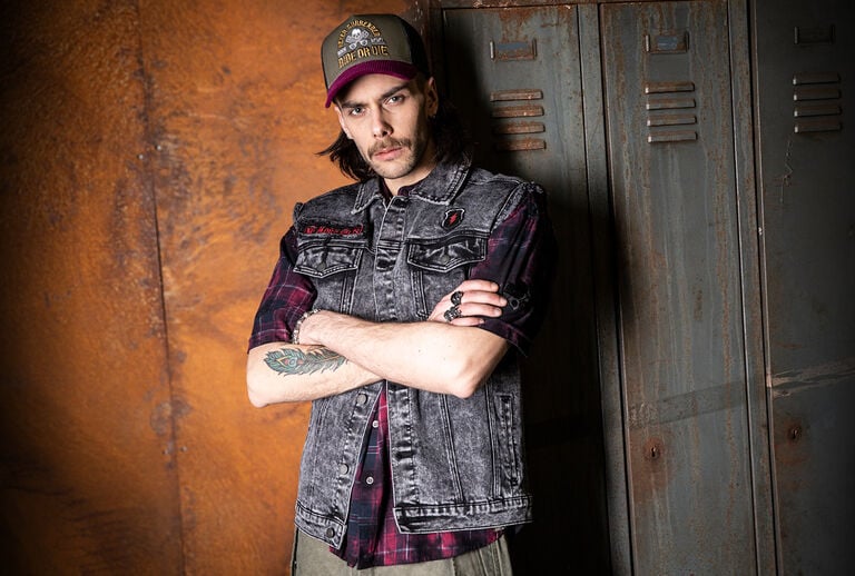 Free Spirit / The Free Spirit collection brings a fresh vintage vibe to your style: a mix of striking vintage and rockabilly aesthetics, enhanced with eye-catching animal prints and a modern oil wash finish. Every look has a deliberately washed-out, authentic and rebellious feel &ndash; yet remains timeless.Classic motifs appear in a new light and are transformed into casual rockabilly statements. Added to this are selected pieces such as beach shorts, puffer styles, trucker caps with corduroy visors and matching belts that perfectly capture the free-spirited vibe.The focus is on shirts, T-shirts, tops and leggings, all with a genuine vintage look and feel, oil wash treatment and animal prints that define the collection's unmistakable retro character. / ¡Descubre más ahora!