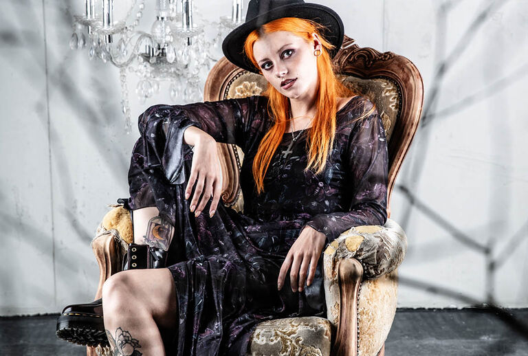 Mystical Woods / Mystical Woods te transporta a un universo g&oacute;tico y m&aacute;gico lleno de encanto: hierbas de brujer&iacute;a, polillas y motivos celestiales se plasman en tejidos fluidos mediante estampados, bordados y relieves. La inspiraci&oacute;n nace de los looks et&eacute;reos de Stevie Nicks y de iconos de la cultura pop sobre brujas como &ldquo;Charmed&rdquo;. Este estilo &ldquo;Whimsigoth&rdquo; es la versi&oacute;n m&aacute;s colorida, fresca y juvenil del cl&aacute;sico g&oacute;tico rom&aacute;ntico.Uno de los grandes destacados de la colecci&oacute;n de verano es este sombrero de ala, confeccionado en fieltro de lana 100% de alta calidad y con bordado en la parte interior del ala. Hemos apostado por lana 100% para garantizar la m&aacute;xima calidad, creando una pieza duradera que te acompa&ntilde;ar&aacute; temporada tras temporada. / ¡Descubre más ahora!