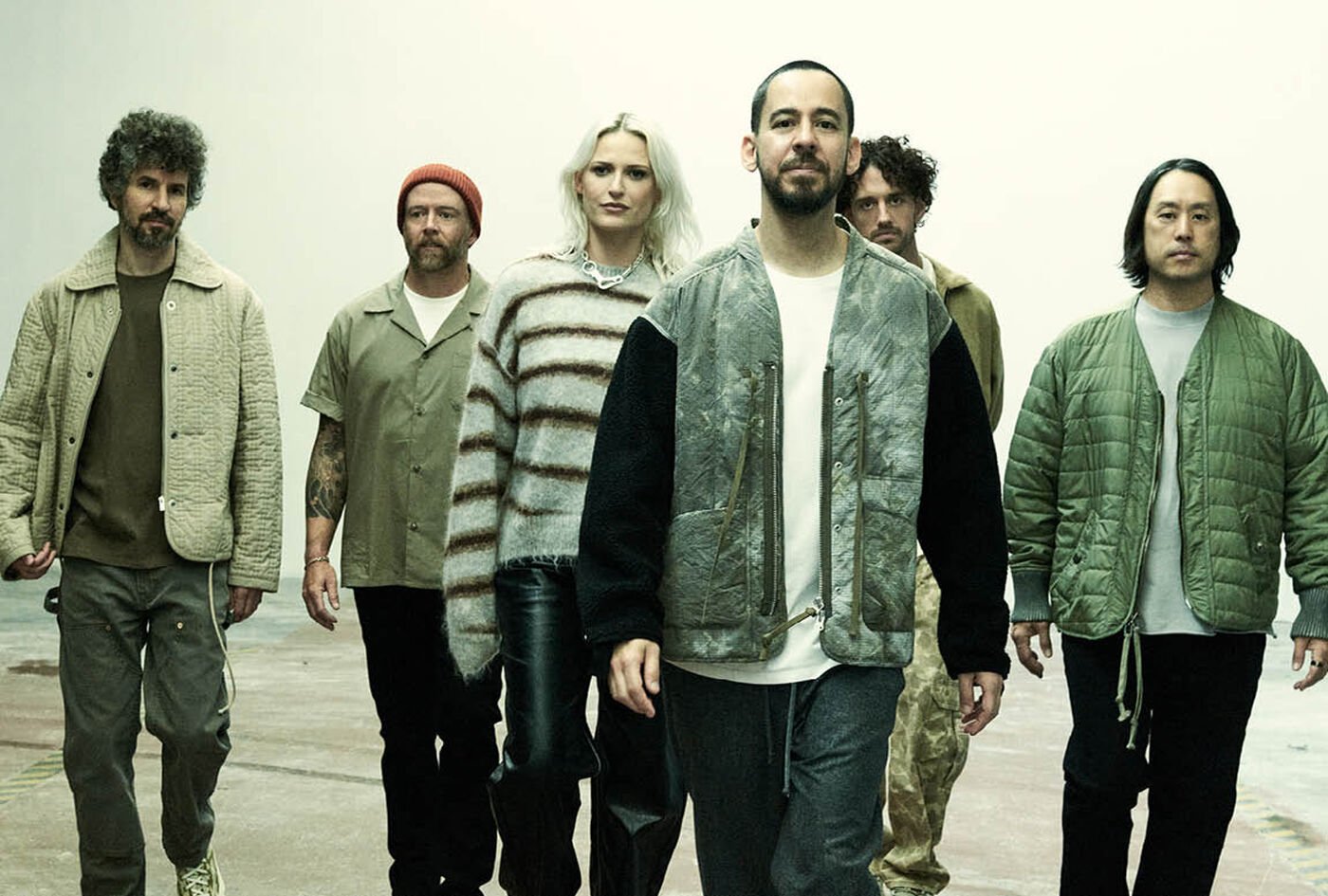 Linkin Park es, sin duda, una de las bandas de rock m&aacute;s influyentes de todos los tiempos, con &eacute;xitos inolvidables que han marcado la historia de la m&uacute;sica.Ahora, siete a&ntilde;os despu&eacute;s de su &uacute;ltimo &aacute;lbum y la dolorosa p&eacute;rdida de Chester Bennington, regresan con un lanzamiento impactante: From Zero.&iexcl;No te pierdas este momento! Escucha el nuevo &aacute;lbum y descubre su m&aacute;s reciente merch.
