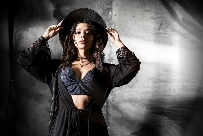 Rooted In Reverance / La colecci&oacute;n Black Premium de EMP es pura, poderosa y rica en simbolismo. En su centro se encuentra la serpiente, un antiguo emblema de fuerza, transformaci&oacute;n e invencibilidad. Combinada con atrevidos dise&ntilde;os de nudos, crea un look que no pide permiso; llama la atenci&oacute;n.Hemos desarrollado estampados y bordados exclusivos, atrevidos, contundentes y llenos de detalles, que hacen que cada prenda sea reconocible al instante. Adornos especiales, como botones y extremos de cord&oacute;n dise&ntilde;ados a medida, a&ntilde;aden el toque final, garantizando que cada art&iacute;culo sea verdaderamente &uacute;nico. / ¡Descubre más ahora!