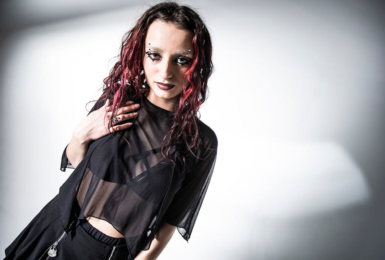 The Void / Esta colecci&oacute;n te lleva al universo de la est&eacute;tica nu-goth: negro profundo, simbolog&iacute;a oculta, ilustraciones hechas a mano y estampados de ojos que lo observan todo. Inspirada en la cita de Friedrich Nietzsche: "Si miras durante mucho tiempo al abismo, el abismo tambi&eacute;n empieza a mirarte a ti." El resultado es un look que parece devolver la mirada desde la propia oscuridad.Siluetas oversized, detalles desgastados, finos elementos de mesh y acentos met&aacute;licos construyen una actitud dark witch moderna. Motivos ilustrados, cadenas y estructuras de punto flotantes &mdash;a veces intencionadamente desgastadas&mdash; combinan prendas de moda con una atm&oacute;sfera oscura y fr&iacute;a. / ¡Descubre más ahora!